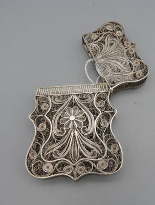 deux bourses en argent ornées de motifs complexes, posées sur une table