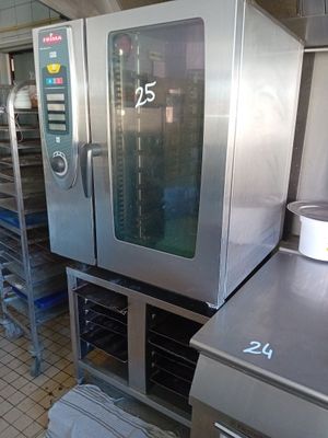 un four professionnel dans une cuisine professionnelle équipée de nombreuses grilles