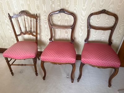 Paire de chaises "volantes" joint une troisième à garniture …