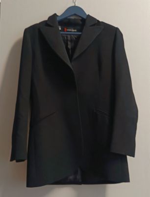 une photo d'un manteau noir accroché au mur
