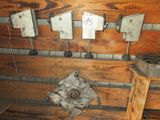 un mur en bois sur lequel sont accrochés tout un tas d'objets métalliques