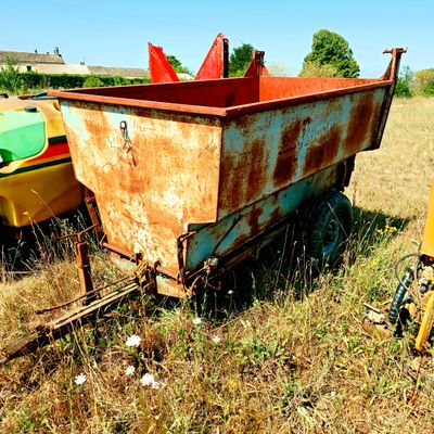 2 bennes à vendange basculantes à 1 essieu DABRIGEON