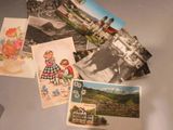 de nombreuses photos d'une femme et d'un enfant posées sur une table