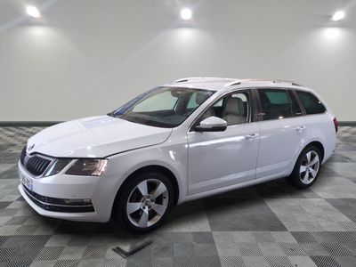 la photo d'une voiture blanche garée dans un garage