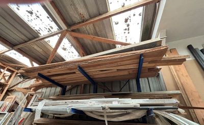 plusieurs morceaux de bois empilés les uns sur les autres dans une pièce