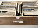 une boîte en bois contenant une pile de disques