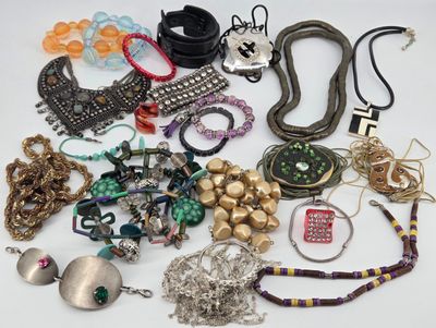 BIJOUX. Lot de bijoux fantaisies.