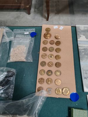 une table sur laquelle se trouvent de nombreuses pièces d'or