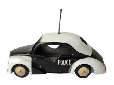 une voiture de police miniature avec une radio sur le toit