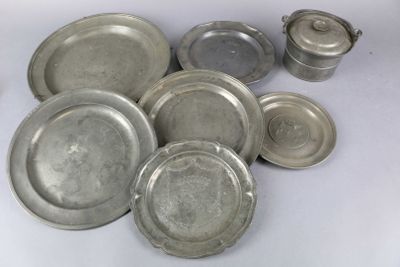 beaucoup d'assiettes en argent sur une table blanche