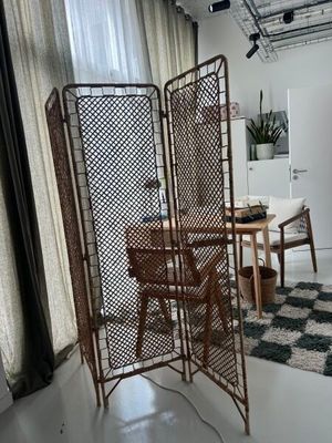 un paravent avec une chaise et une table à l'intérieur