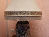 une lampe posée sur une table dans une pièce