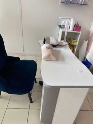 une chaise bleue et un bureau blanc dans une pièce