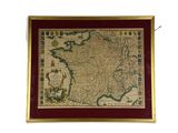 une vieille carte de la France dans un cadre doré sur fond blanc