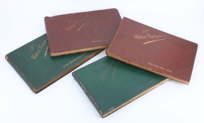 trois livres sont empilés sur une surface blanche