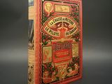 la couverture d'un livre rouge sur laquelle figure l'image d'un oiseau