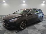 la voiture noire est garée sur un sol en damier dans le garage