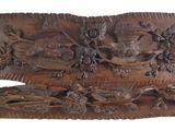 une sculpture en bois représentant un poisson orné de fleurs