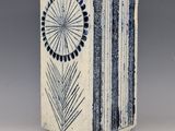 un vase bleu et blanc orné d'un motif