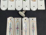 Plusieurs pièces de porcelaine sont disposées sur une surface noire