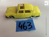 une petite voiture jaune avec un numéro sur le côté