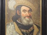 portrait d'un homme à la barbe blanche coiffé d'un chapeau doré