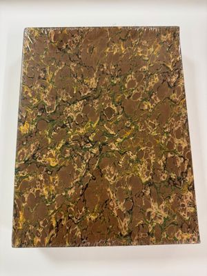 une image représentant une dalle de marbre marron et verte posée sur une surface blanche
