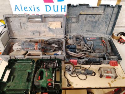 de nombreux outils dans une boîte à outils posée sur une table