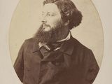 portrait d'un homme barbu en costume et nœud papillon