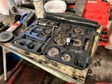 une photo d'un établi avec beaucoup d'outils dessus