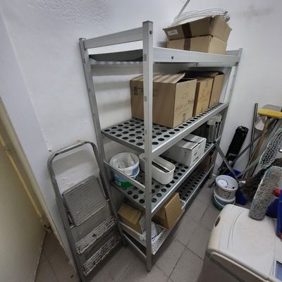 une pièce avec des étagères et des cartons posés par terre