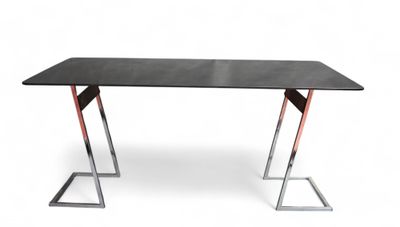 une image représentant une table avec un plateau noir et des pieds argentés