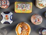 de nombreux types de boîtes décoratives sur la table
