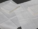 beaucoup de serviettes blanches posées sur une table