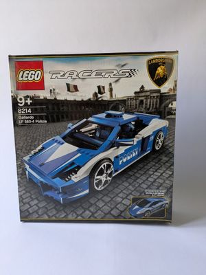 la boîte de la voiture de course lego est ouverte et prête à être jouée