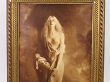 une vieille photo d'une femme tenant un bébé dans ses bras