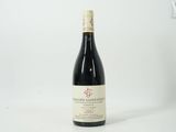 une bouteille de vin posée sur une table