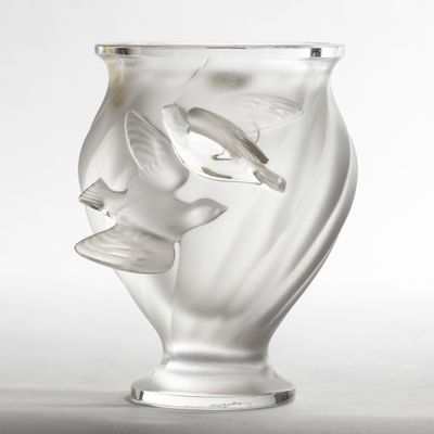 un vase en verre transparent orné d'un oiseau