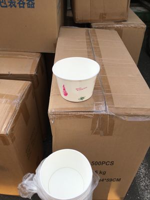 un seau d'eau posé sur une pile de cartons