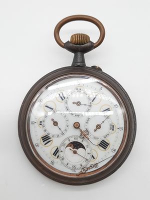 gros plan d'une montre de poche sur une surface blanche