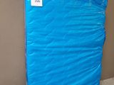 un matelas bleu emballé dans du plastique