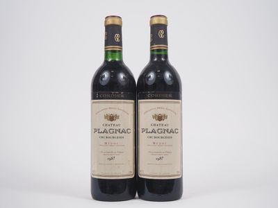 deux bouteilles de vin rouge posées l'une à côté de l'autre sur une surface blanche