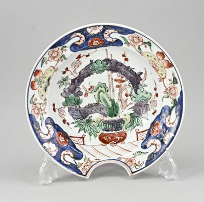 l'image d'une assiette décorative ornée de fleurs