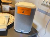 une table sur laquelle se trouvent une assiette de nourriture et un haut-parleur