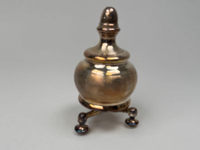 un petit objet métallique posé sur une table