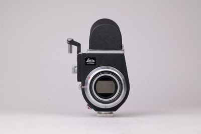 un appareil photo noir et argenté sur fond blanc