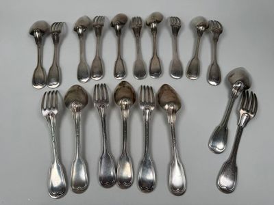 beaucoup de cuillères et de fourchettes en argent sur la table