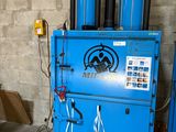 une machine bleue qui se trouve dans une pièce