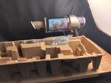 une boîte contenant quelques briques, posée sur une table