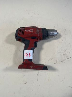 une perceuse accrochée au mur